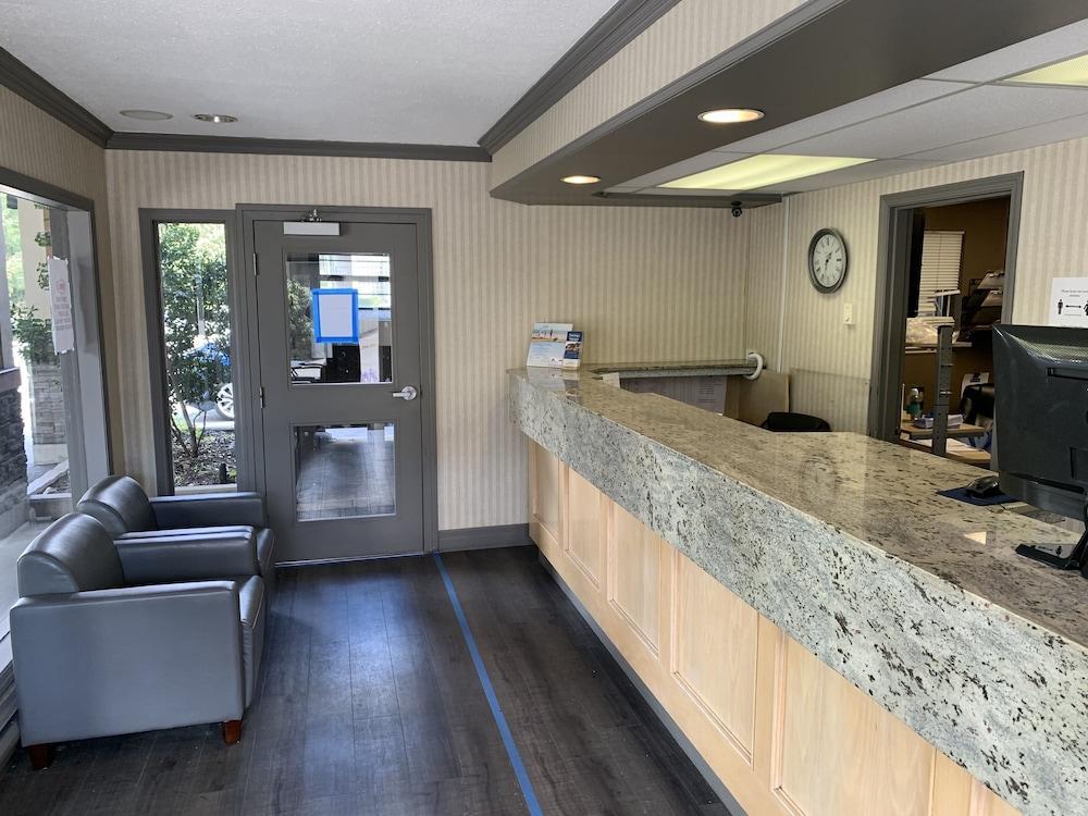 Travelodge By Wyndham Vancouver Lions Gate Exterior foto