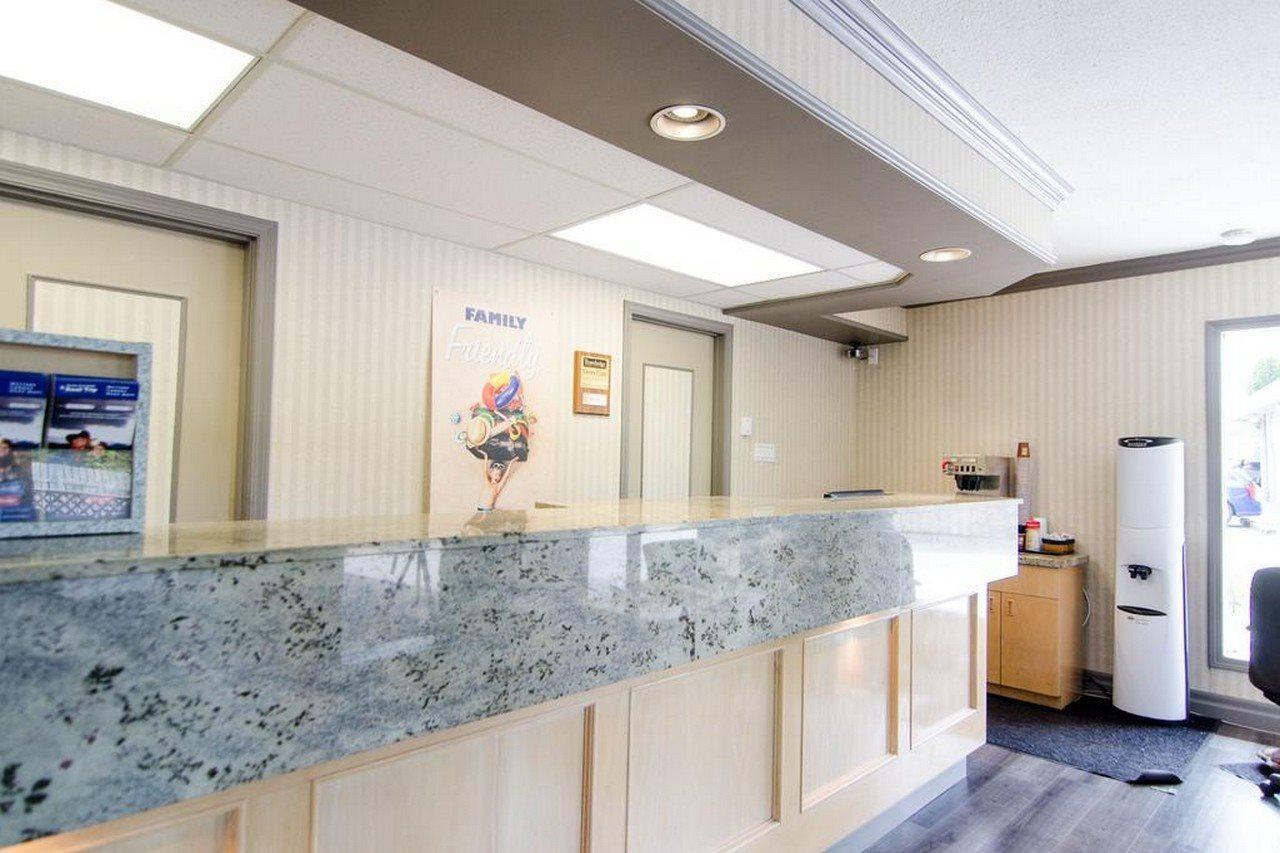 Travelodge By Wyndham Vancouver Lions Gate Exterior foto